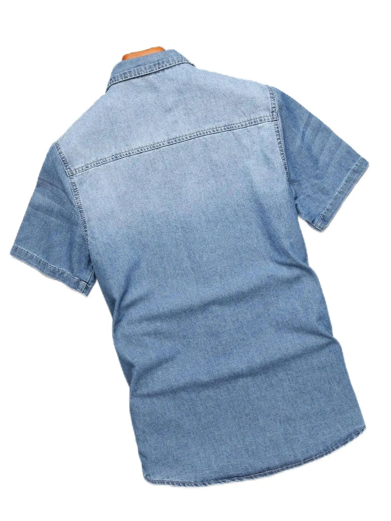 Chemise d'été en jean bleu à manches courtes pour homme, avec détails déchirés. Les détails déchirés soulignent un style tendance et décontracté.