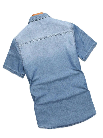Chemise d'été en jean bleu à manches courtes pour homme, avec détails déchirés. Les détails déchirés soulignent un style tendance et décontracté.