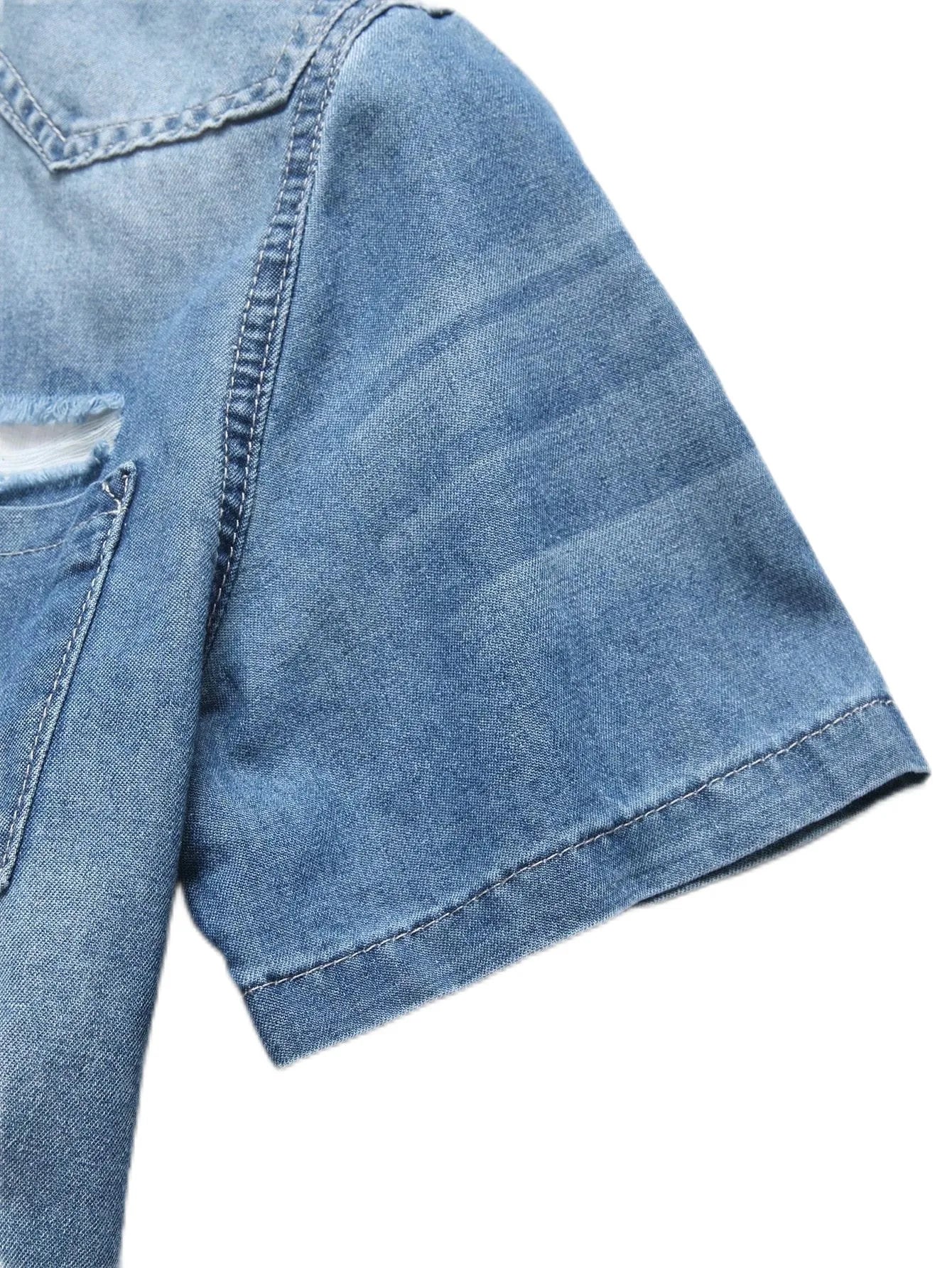 Chemise d'été en jean bleu à manches courtes pour homme, avec détails déchirés. Les détails déchirés soulignent un style tendance et décontracté.