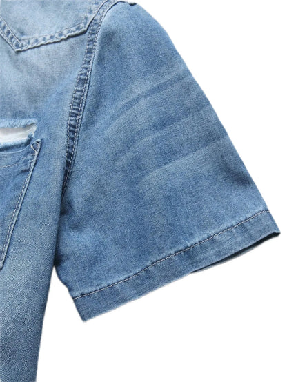 Chemise d'été en jean bleu à manches courtes pour homme, avec détails déchirés. Les détails déchirés soulignent un style tendance et décontracté.
