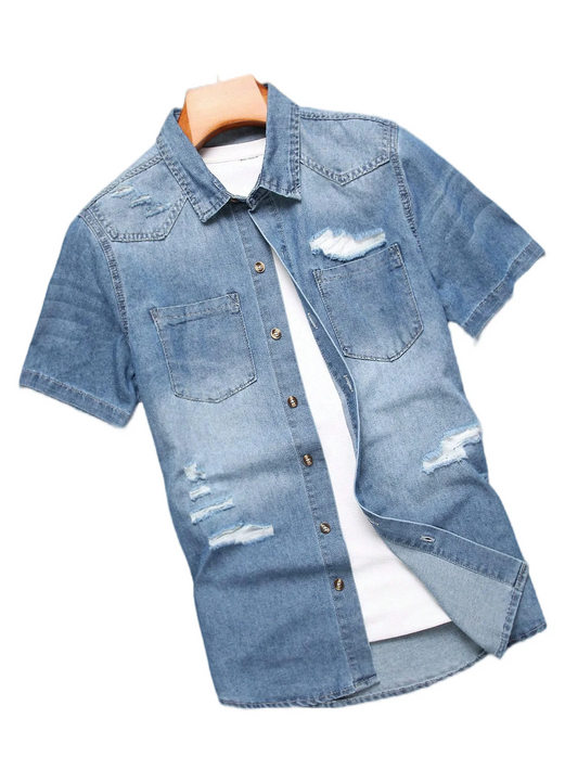 Chemise d'été en jean bleu à manches courtes pour homme, avec détails déchirés. Les détails déchirés soulignent un style tendance et décontracté.